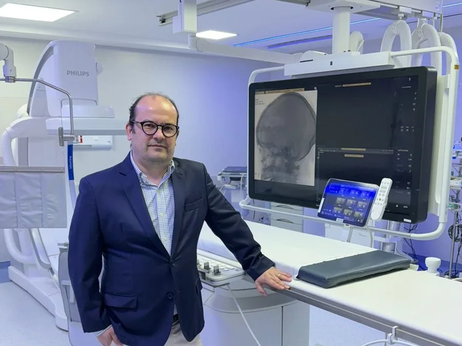 Dr. Marcos Spadoni na sala de angiografia, onde realiza os procedimentos endovasculares